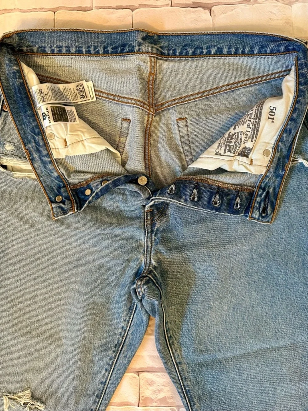 Levi's 501 Woman’s Cropped Distressed Denim Jeans - Light Blue Size 32 - Picture 4 of 6